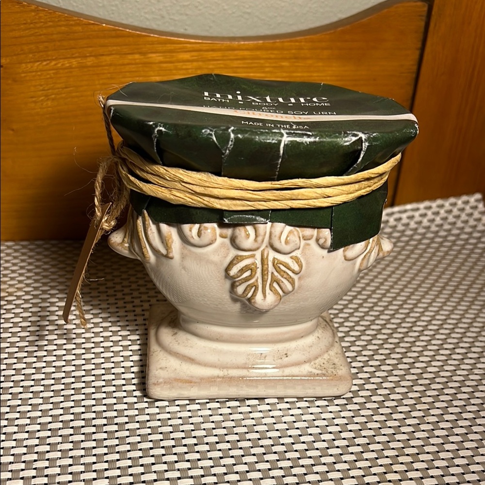 Citronella Soy Candle in Decorative Urn NWT
